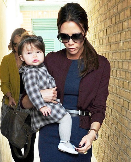 Harper Seven Beckham được trưng diện những nhãn hiệu thời trang nổi tiếng dành cho baby, bà mẹ nổi tiếng chi bộn tiền để làm đẹp cho con gái. Xem thêm: Vũ khúc xanh bạc hà "mát lạnh" của Sao Hoa ngữ